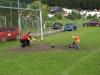 Auf diesem Bild sieht man Mario W. und Sohnemann Leon Fu�ball spielen